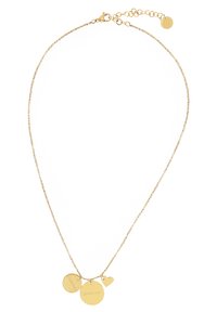 Gouden ketting met een delicate schakel, versierd met drie pendanten: twee ronde, waarvan er een gegraveerd is met "IEDERE DAG," en een klein hartje pendant.