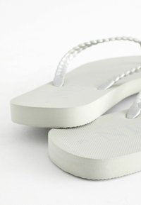 Next PEARLISED PLAITED - REGULAR FIT - Sandaler m/ tåsplit - metallic