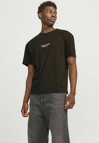 Jack & Jones JORVESTERBRO CREW NECK - Trükipildiga T-särk - chocolate torte