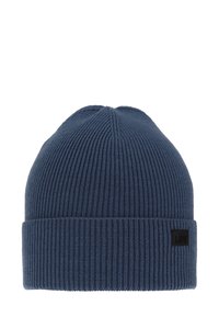 Knitted beanie in dark blue with ribbed texture and folded cuff. Features a small black logo patch on the side.