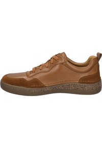 Brązowe skórzane sneakersy z zamszowymi akcentami, okrągłym noskiem i teksturowaną gumową podeszwą. Posiadają płaskie sznurowadła i niski profil.