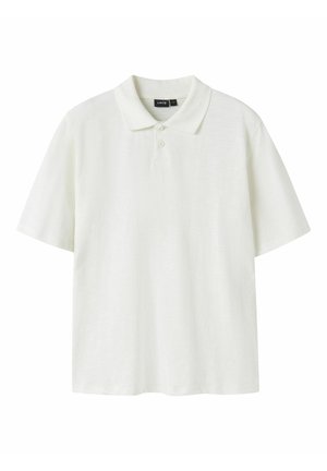 Hvid kortærmet polo med to knapper og en klassisk krave, vist mod en ensfarvet hvid baggrund.