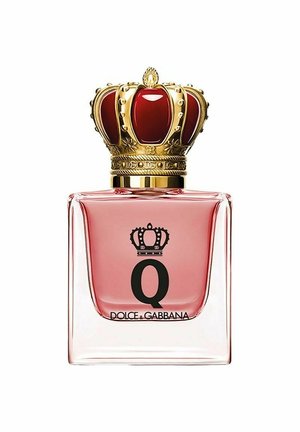 Flacon de parfum carré rose avec un bouchon en forme de couronne dorée et rouge, décoré d'un symbole de couronne noir et d'un "Q" sur le devant.