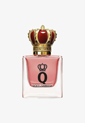 Flacon de parfum carré rose avec un bouchon en forme de couronne dorée et rouge, décoré d'un symbole de couronne noir et d'un "Q" sur le devant.