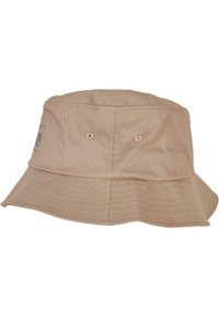 Beige szalmakalap széles karimával, vászon anyagból készült. Két szellőzőnyílással rendelkezik mindkét oldalon, és varrás található a karima szélén.