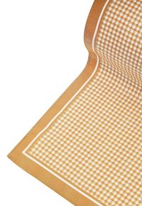 Bieżnik w kolorze tan z wzorem houndstooth i białą bordiurą, wykonany z trwałego, teksturowanego materiału. Zrolowany na jednym końcu.