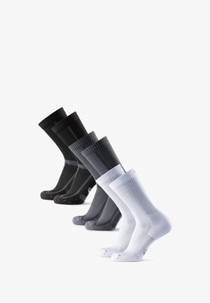 Cinque paia di calzini da performance: nero, grigio scuro, grigio chiaro e bianco. Caratteristiche di texture a coste, talloni imbottiti e punte rinforzate.