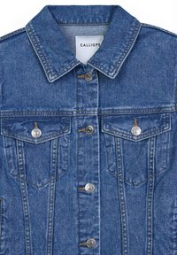 Giacca in denim di colore azzurro chiaro, colletto a punta, bottoni a pressione argentati, due tasche sul petto con alette e dettagli di cuciture in contrasto.