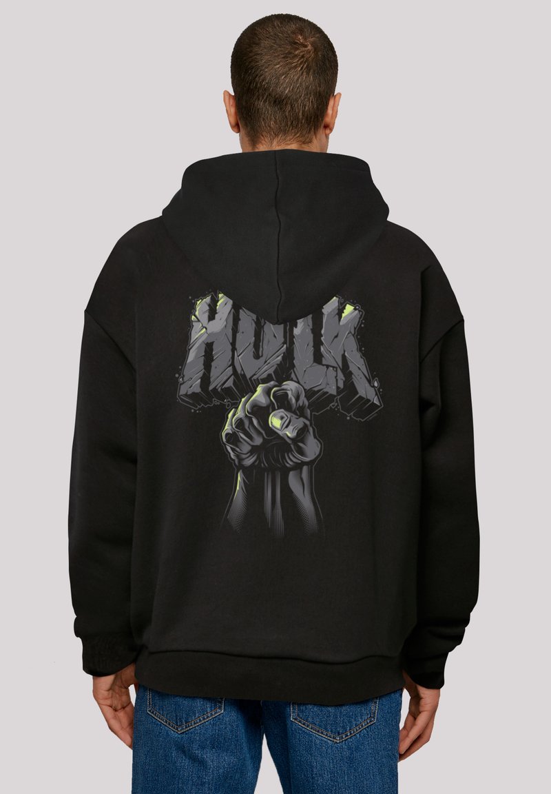 Felpa nera con cappuccio caratterizzata da un design grafico di un pugno sollevato e la parola "HULK" in lettere in grassetto. Materiale in cotone con una vestibilità comoda.