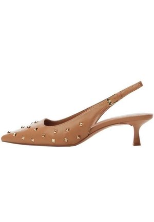 Tanfarvet læder slingback sko med hæl og spids tå, med metalnitte-detaljer og en slank hæl, designet til en sikker pasform.