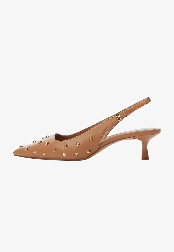 Chaussure à talon avec bride arrière en cuir fauve, bout pointu, ornée de clous métalliques et dotée d'un talon fin, conçue pour un maintien sûr.