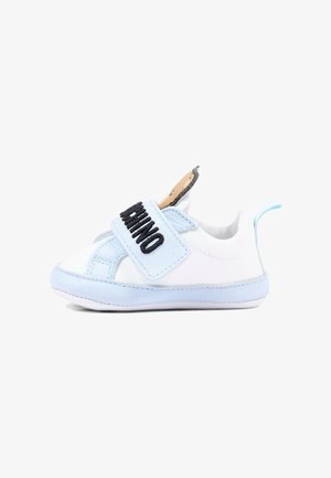Scarpa da bebè bianca e azzurra con cinturino nero "MOSCHINO" e dettaglio volto di orso sulla linguetta, mostrata su sfondo bianco.