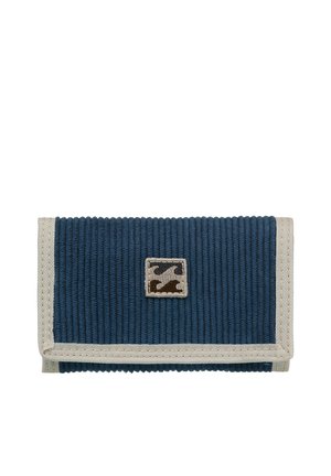 Portefeuille en velours côtelé bleu avec un bord beige, comportant une petite écusson logo. Le design est rectangulaire avec une surface texturée.