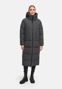 Cappotto imbottito lungo grigio scuro con cappuccio, dotato di zip frontale, tasche con zip e design trapuntato con silhouette di lunghezza intermedia.