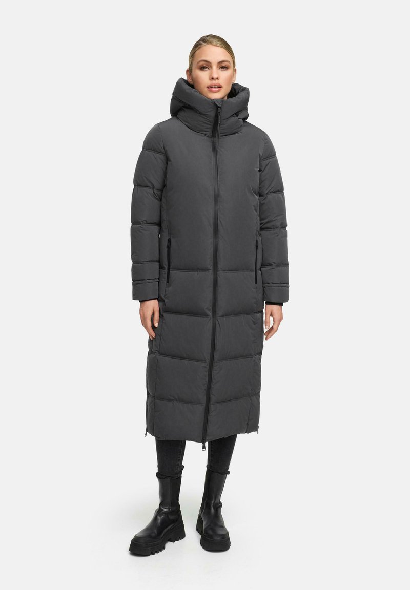 Cappotto imbottito lungo grigio scuro con cappuccio, dotato di zip frontale, tasche con zip e design trapuntato con silhouette di lunghezza intermedia.