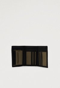 Sort og olivengrøn tri-fold pengeklap åbnet for at vise flere kortslots og et lynlåslomme mod en ensfarvet baggrund.