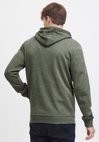 Groene hoodie van textuurstof, met een trekkoordcapuchon, rib gebreide manchetten en taille, in een relaxte pasvorm en eenduidige kleur.