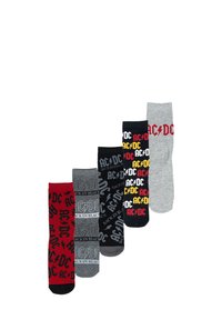 Cinque paia di calzini con tonalità diverse, tra cui rosso, nero e grigio, con audaci loghi e motivi AC/DC.