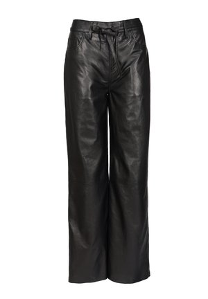 Schwarze High-Waist-Lederhose mit weitem Bein, Fronttaschen und einem gebundenen Gürtel in der Taille.