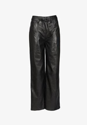 Schwarze High-Waist-Lederhose mit weitem Bein, Fronttaschen und einem gebundenen Gürtel in der Taille.