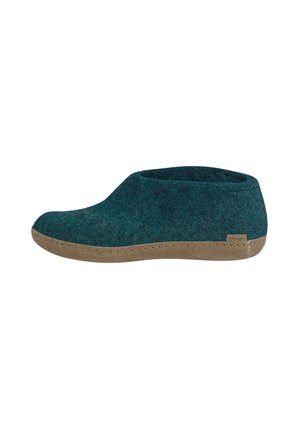 Blød, blågrøn filt slip-on sko med lav ankeludskæring og beige gummisål, med et lille stofmærke med mærket på siden.