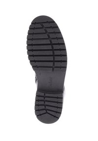 Suela de zapato de goma negra con un patrón de relieve profundo, que presenta varias ranuras direccionales y un logo elevado. Superficie plana y ligeramente texturizada.