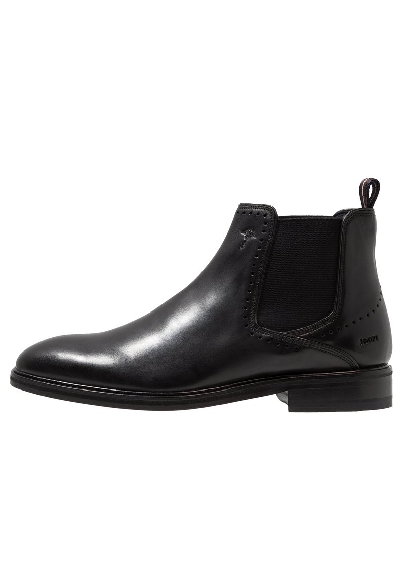 Botas Chelsea de cuero negro con una superficie suave, paneles laterales elásticos, perforaciones decorativas y una lengüeta para facilitar su uso.