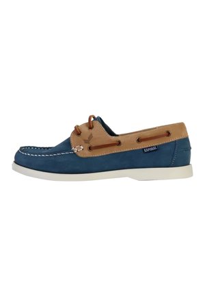 Zapatos de navegación sintéticos azules con acentos de cuero marrón y costuras blancas. Presenta cordones beige y una suela de goma blanca.