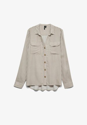 Camisa de manga larga con rayas verticales beige y blancas, con cuello, dos bolsillos en el pecho con solapas y cinco botones marrones al frente.