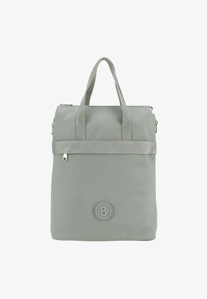 Sivi najlon nahrbtnik z dvojimi ročaji, zgornjim zadrgo in horizontalno trakasto podrobnostjo. Ima krožni logo na sprednji strani. Gladka tekstura.