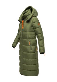 Lange, olijfgroene pufferjas met een capuchon. Voorzien van oranje ritsaccenten, geribbelde manchetten en een quiltpatroon voor isolatie.