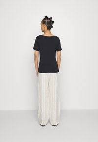 Vero Moda Petite VMPANDA  - Základné tričko - black