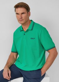 Zielona koszulka polo z teksturowanej tkaniny, z kołnierzykiem w niebieskie paski i subtelnym logo na klatce piersiowej.