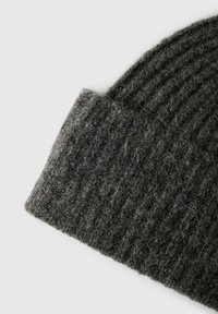 Berretto lavorato a maglia, grigio scuro con texture a coste, materiale in morbida lana, con risvolto per maggiore calore e comfort.
