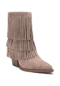 Bottine à franges en daim taupe doux, avec des détails de franges superposées, un bout pointu et un petit talon empilé.