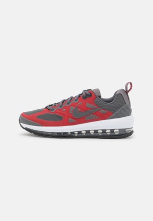 Czerwono-szary sneaker Nike Air Max z widoczną poduszką powietrzną w podeszwie i pętelką z tyłu, wyświetlony na białym tle.