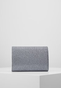 Silverglittrande kuvertväska med en slät, rektangulär design. Texturerad yta och rena kanter, utan synlig hårdvara eller detaljer.