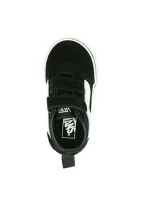 Zapatilla de ante negra con acentos en blanco, dos correas de Velcro, punta redondeada y un parche de logo negro en el interior. Cuenta con un collar y lengua acolchados.