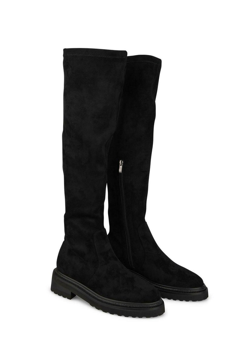 Botas negras hasta la rodilla hechas de ante suave, con una suela plana que tiene un agarre texturizado y una cremallera lateral para ponerlas y quitarlas con facilidad.