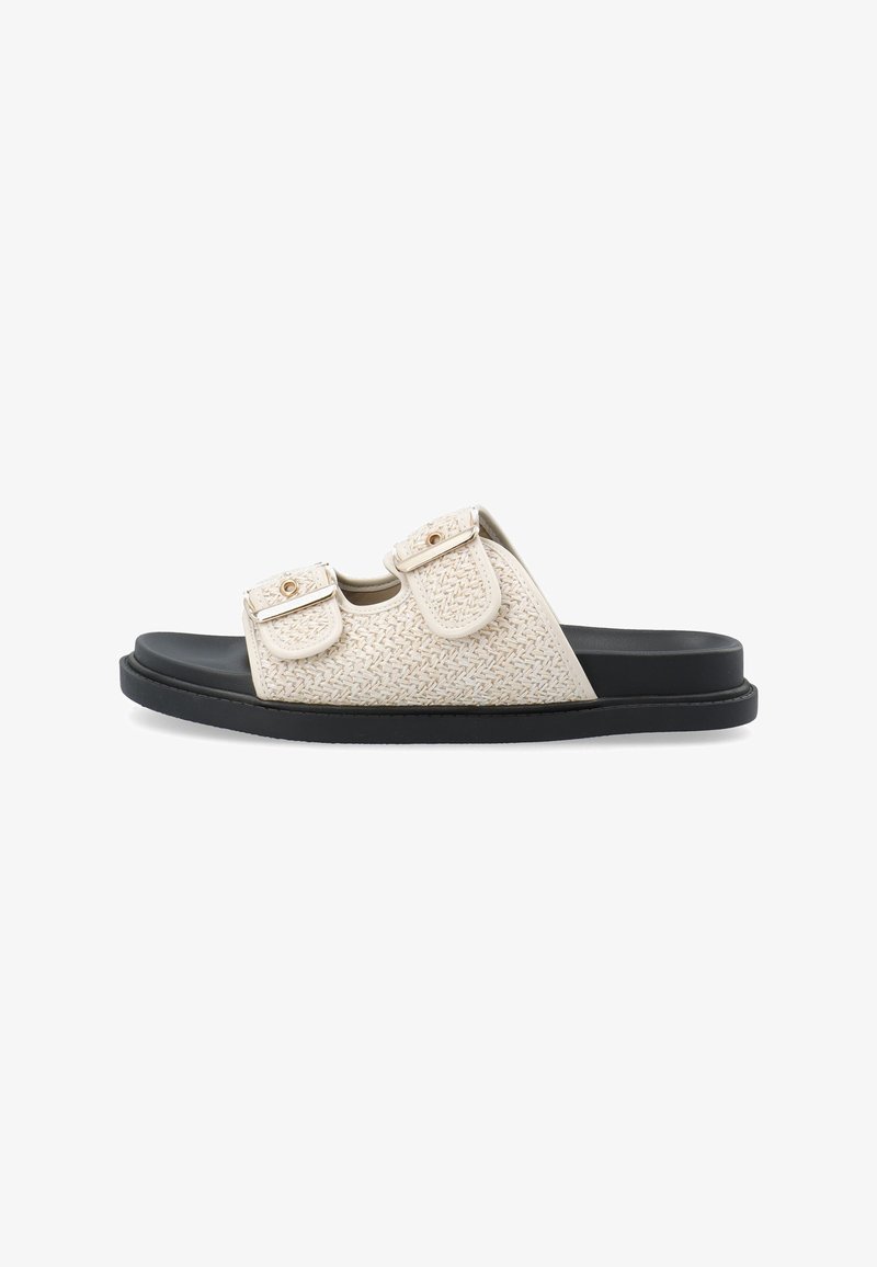 Sandale à glisser avec une tige tissée crème, semelle en caoutchouc noire et deux sangles réglables avec des accents en métal. Design texturé sur l'ensemble.