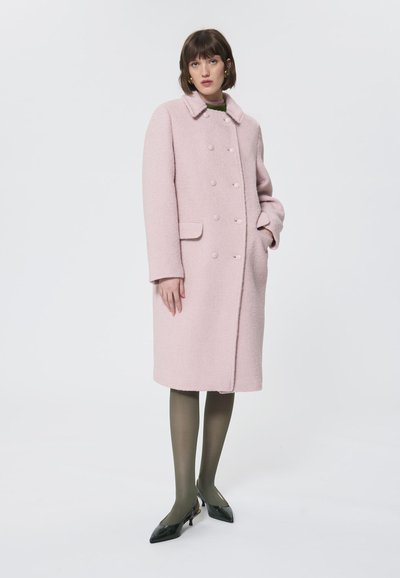 Cappotto in misto lana rosa chiaro con design doppiopetto, grandi bottoni, tasche laterali, colletto a punta e vestibilità leggermente oversize.