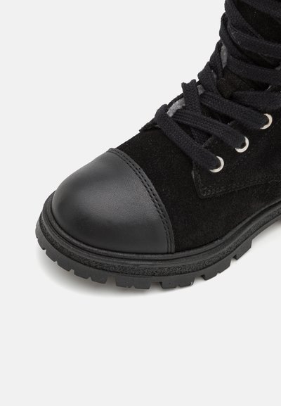 Botine negre cu șireturi, dotate cu un superior din ante, cu un vârf de piele neagră, talpă din cauciuc texturat și ochiuri întărite pentru șireturi.
