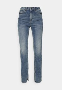 Jeans de mezclilla azul de tiro alto con un corte recto, que cuentan con una cremallera en la bragueta, cinco bolsillos y un ligero desgastado en la tela.