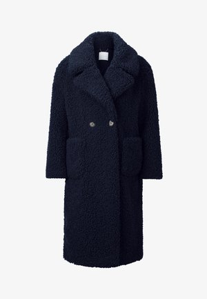 Sötétkék, dupla gombos kabát, amely texturált, bolyhos anyagból készült. Nagy zsebekkel és széles gallérral rendelkezik. Ezüst gombdíszítések találhatók rajta.