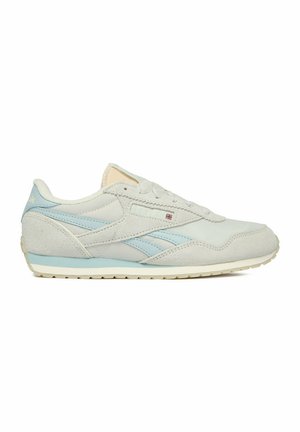 Biało-niebieski, jasnoniebieski but sportowy marki Reebok z zamszowymi detalami, sznurowanym przodem i gumową podeszwą, pokazany z boku na białym tle.