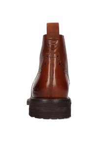 Stivaletto alla caviglia in pelle marrone con finitura liscia, cuciture decorative e suola nera scanalata. Anello posteriore per facilitare la calzata.