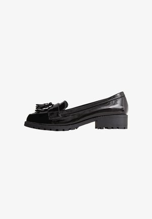 Mocassin en cuir verni noir avec détail pompon, semelle épaisse et petit talon, vu de profil sur fond blanc.