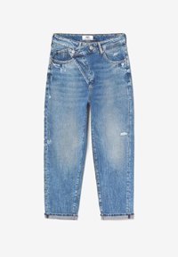 Ljusblå denimjeans med slitna detaljer, rak passform och uppvikta benslut. Har knappstängning och fem-fickorsdesign.