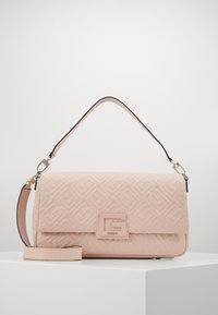 Rosa gesteppte Handtasche mit glatter Textur, ausgestattet mit einem geometrischen Muster, einem abnehmbaren Schulterriemen und einem auffälligen Logo auf der Vorderseite.