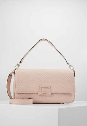 Rosa gesteppte Handtasche mit glatter Textur, ausgestattet mit einem geometrischen Muster, einem abnehmbaren Schulterriemen und einem auffälligen Logo auf der Vorderseite.